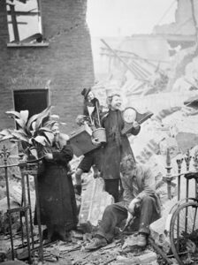 Air_Raid_Damage_in_London,_1940_HU36206